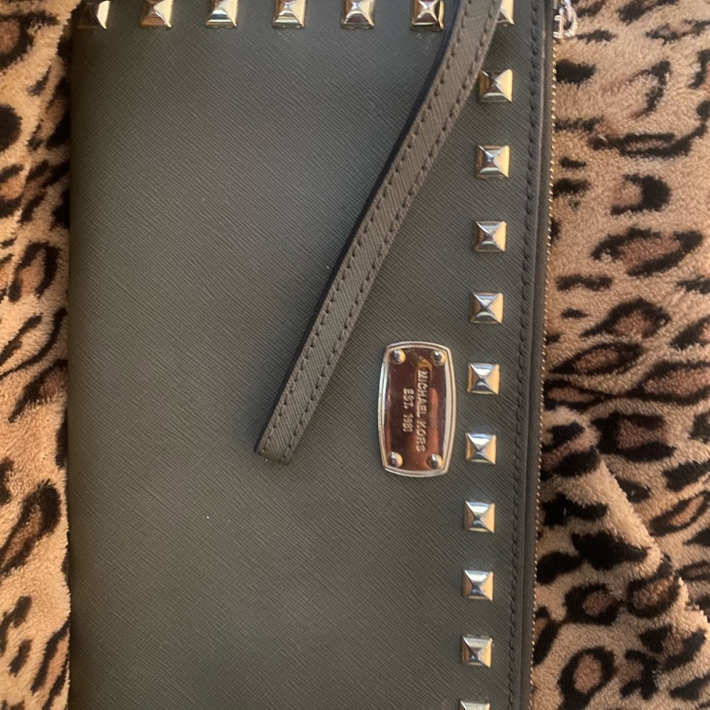 Olive Michael Kors wristlet